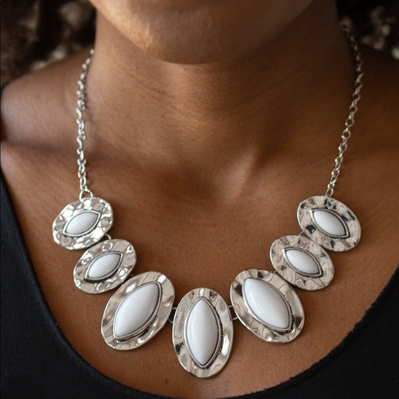 Terra Color White necklace